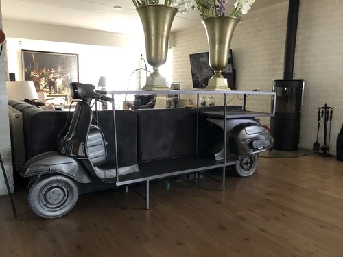 Prachtige sidetable, siertafel, bartafel op scooter bike  met wijnrek, en opslag ruimte, geweldig en uniek!!
