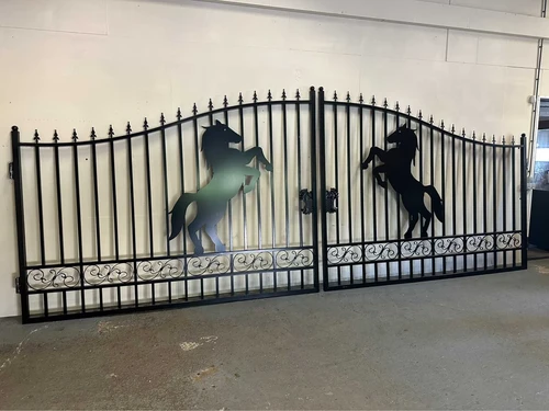 Beautiful black wrought iron gate – 496 cm wide – with rearing horse