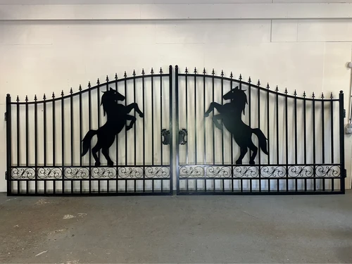 Beautiful black wrought iron gate – 496 cm wide – with rearing horse