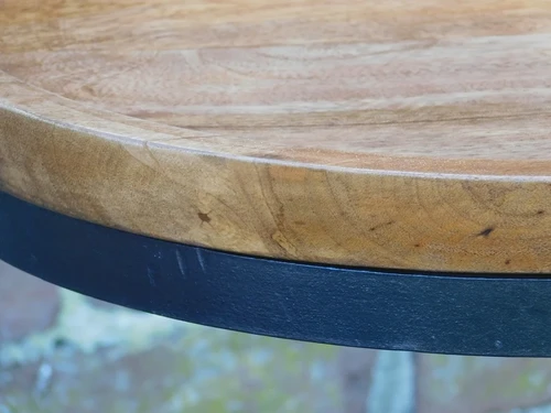 Set aus 2 robusten Tischen - Holz mit schwarzem Metallfuß