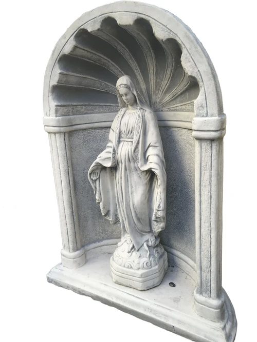 Mooi Mariabeeld vol steen in bidkapel vol steen.