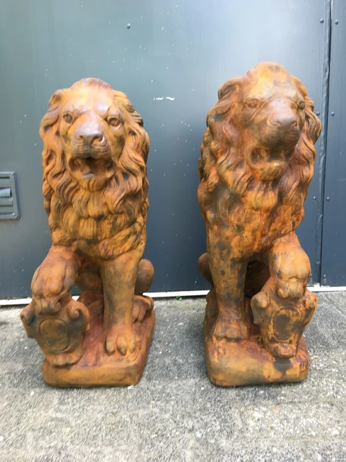 Set Große sitzende Löwen - Torwächter - Massivstein in Oxid