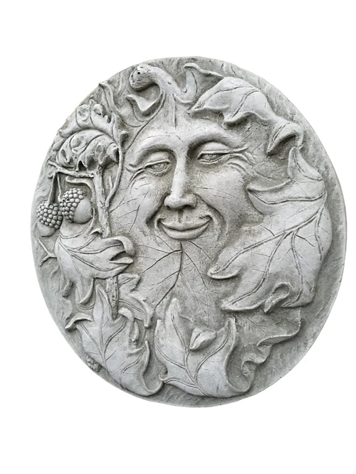 Wandornament steen rond, met afbeelding  van de vrolijke eiken bladman, bosgeest.