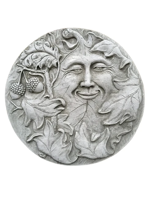 Wandornament steen rond, met afbeelding  van de vrolijke eiken bladman, bosgeest.