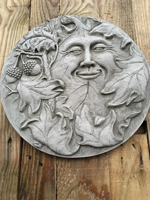 Wandornament steen rond, met afbeelding  van de vrolijke eiken bladman, bosgeest.