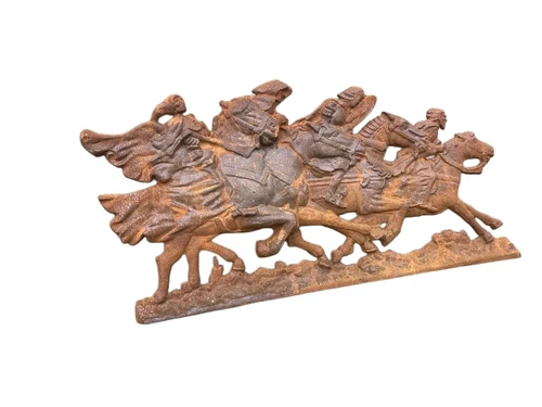 Wandornament van paarden met daarop ruiters, gemaakt van gietijzer
