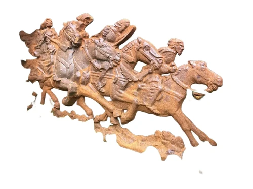 Wandornament van paarden met daarop ruiters, gemaakt van gietijzer