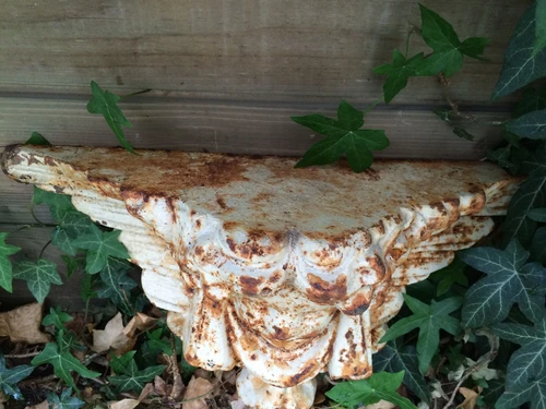 Prachtige wandengel als draagconsole van gietijzer in de kleur wit/rust.