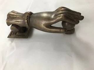 Grote deurklopper in de vorm van een hand, van zwaar messing, UNIEK stuk