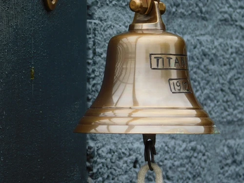 Bel ''Titanic 1912'' met touw, gepatineerd messing, huisdecoratie