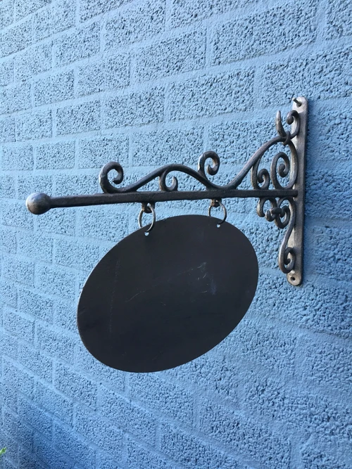 Huis of winkel naambord XL, metalen uitvoering met zijarm, bruin