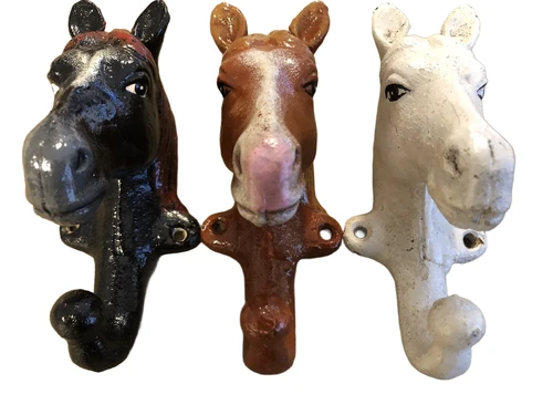 3 x paardenhoofden als kapstok is een mooie schuur decoratie, diverse kleuren.