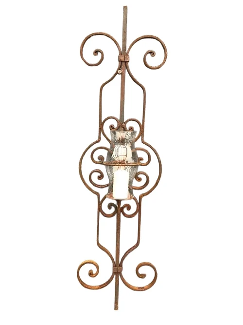 Fraai wandornament als een kaarshouder, mooie decoratieve kandelaar