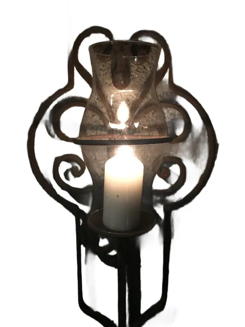 Fraai wandornament als een kaarshouder, mooie decoratieve kandelaar