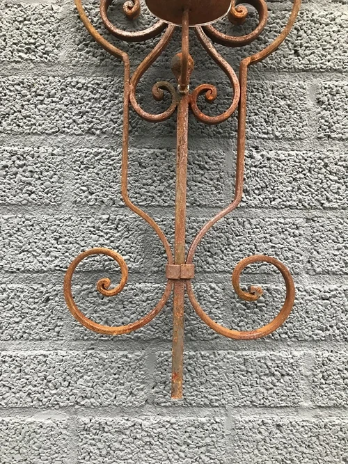 Fraai wandornament als een kaarshouder, mooie decoratieve kandelaar
