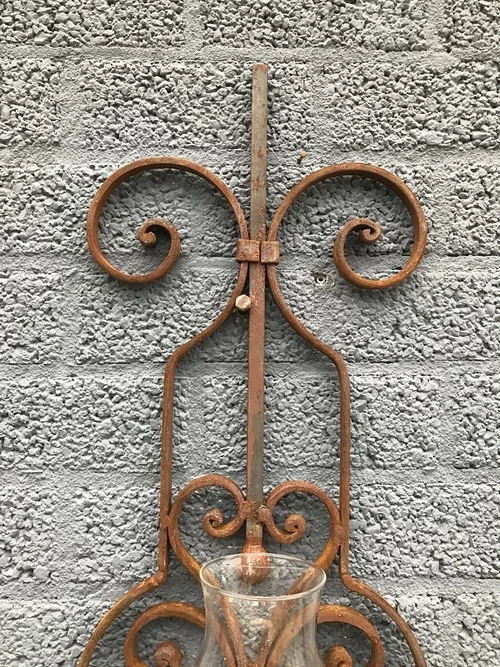 Fraai wandornament als een kaarshouder, mooie decoratieve kandelaar