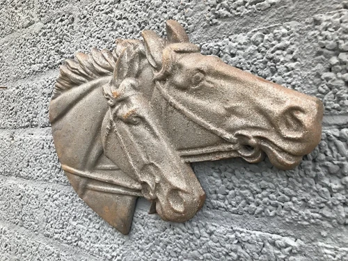 Gietijzeren wandplaat met 2 paardenhoofden, rustiek - robuust