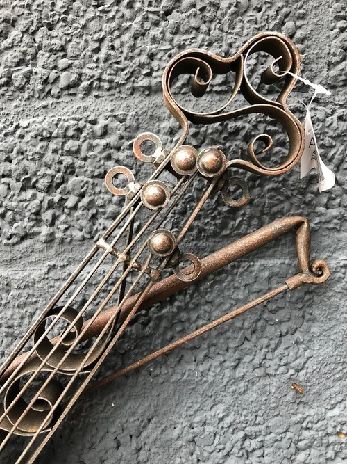 Beautiful wrought iron violin for the garden wall or indoors as a wall decoration!!
