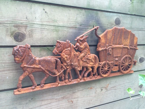 Historic Wall Decoration: Horse and Carriage – Cast Iron – Rust – 56 cm