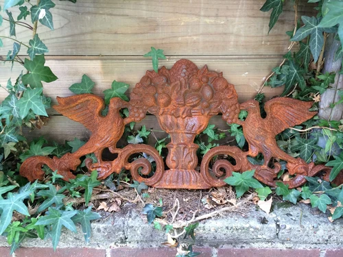 Classic Wall Ornament: Two Doves with a Fruit Bowl – Cast Iron – Rust – 76 cm
