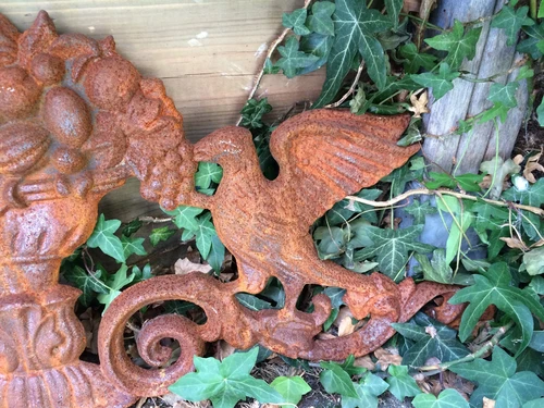 Classic Wall Ornament: Two Doves with a Fruit Bowl – Cast Iron – Rust – 76 cm