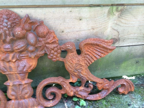 Classic Wall Ornament: Two Doves with a Fruit Bowl – Cast Iron – Rust – 76 cm