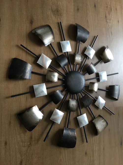 Wandornament Elijah, mooi zwaar metalen uitvoering in prachtige kleuren.