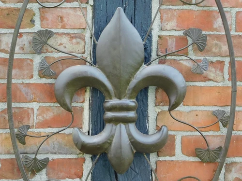 Wall ornament with French Lily - Metal - Vintage Brown