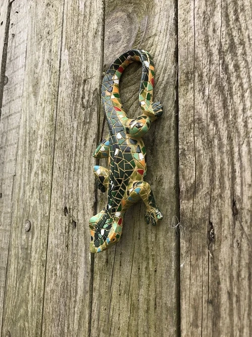 Een prachtige salamander in mozaiek stijl, vrolijk beeldje