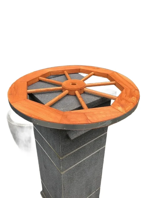 Prachtig mooi rusticaal houten wagenwiel.