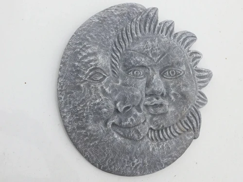 Reliëf wandplaat steen zon en de maan gietsteen, grijs