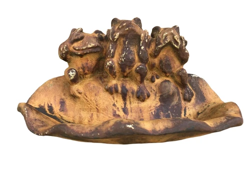 Wandornament oxide steen, waterbad, vogelbad met 3 kikkers, in oxide., horen, zien en zwijgen.