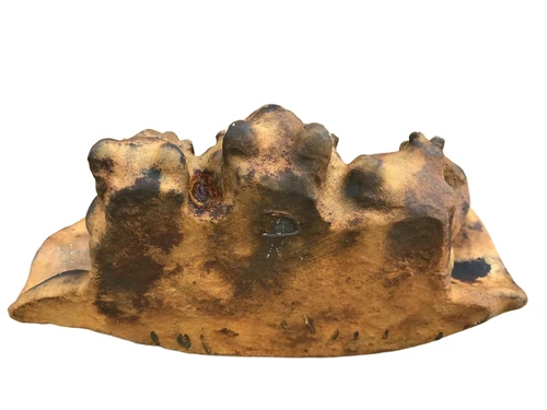 Wandornament oxide steen, waterbad, vogelbad met 3 kikkers, in oxide., horen, zien en zwijgen.