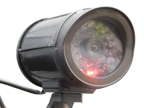 2 x Afschrik / dummy -camera, bewakingscamera (draadloos) van GRÜNDIG
