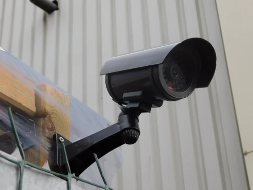 2 x Afschrik / dummy -camera, bewakingscamera (draadloos) van GRÜNDIG