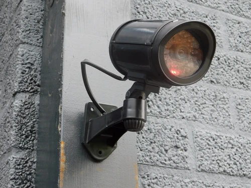 2 x Afschrik / dummy -camera, bewakingscamera (draadloos) van GRÜNDIG