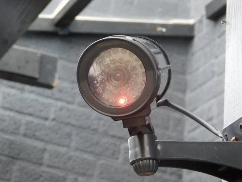 2 x Afschrik / dummy -camera, bewakingscamera (draadloos) van GRÜNDIG
