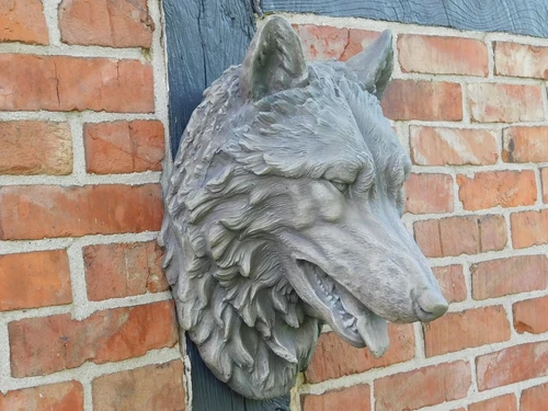 Large wolf head, very beautiful in expression, polystone