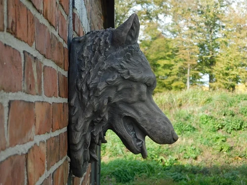 Large wolf head, very beautiful in expression, polystone