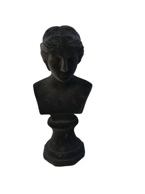 Statue of Eva, beautifully finished in velvet, beautiful decoration