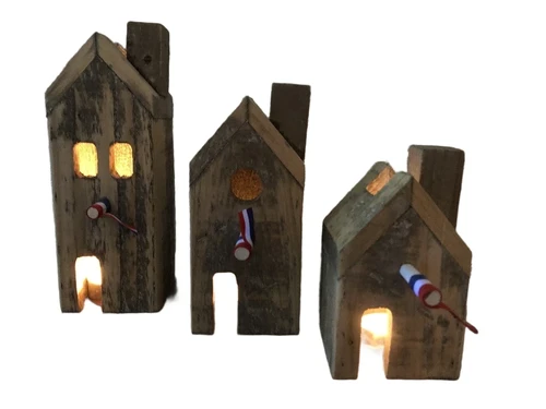 Dekorative Häuser komplett handgefertigt aus Holz, schön!