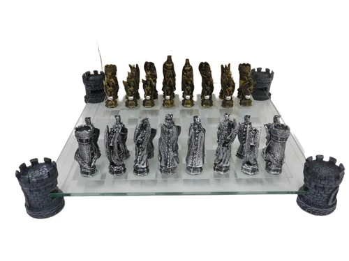 Ein Schachspiel mit dem Thema: ''Ritter-Drachen'', schöne Schachfiguren als mittelalterliche Ritter auf einem Glasschachbrett mit Türmen.