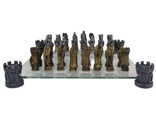 Ein Schachspiel mit dem Thema: ''Ritter-Drachen'', schöne Schachfiguren als mittelalterliche Ritter auf einem Glasschachbrett mit Türmen.