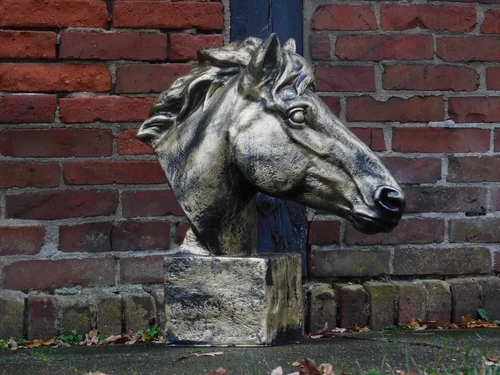 Large horse head - gold with black - polystone