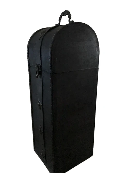 Wooden box for a bottle of wine, upright, wood with beautiful decorations and lock