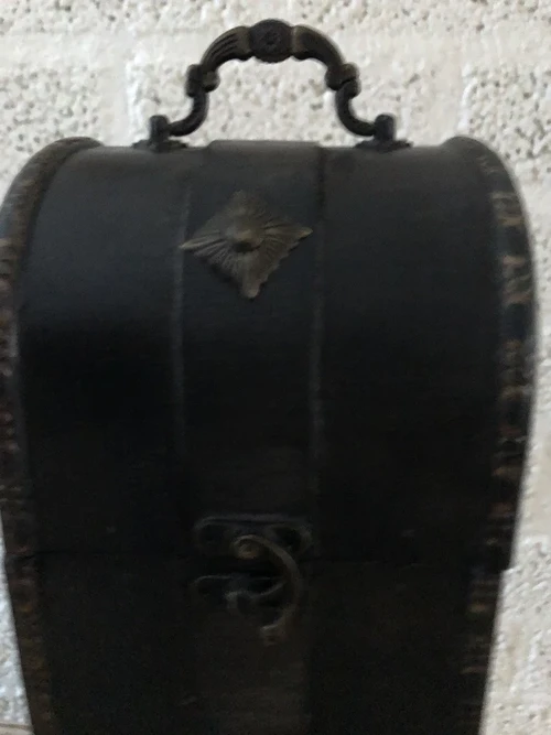 Wooden box for a bottle of wine, upright, wood with beautiful decorations and lock