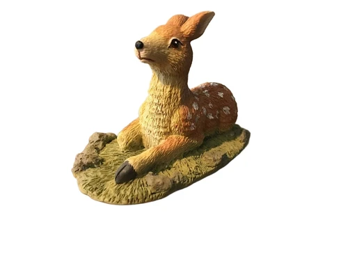 Liegendes Reh, schöne Figur aus Polystein