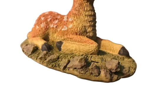 Liegendes Reh, schöne Figur aus Polystein