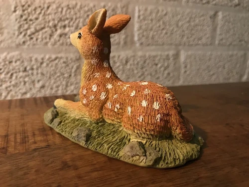 Liegendes Reh, schöne Figur aus Polystein