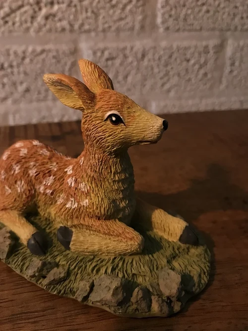 Liegendes Reh, schöne Figur aus Polystein